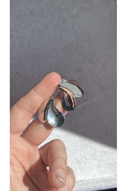 NATURE Bombeli Asimetrik Gümüş Renk Kalp Çelik Küpe